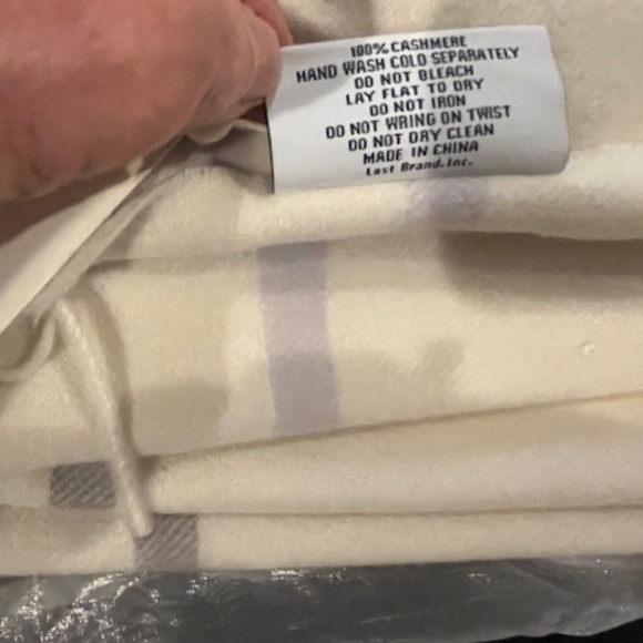 NWT QUINCE Ivory Grey Plaid Mongolian Cashmere Fringed Throw Blanket 50x60 Soft - Picture 3 of 6